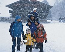 Winteruralub mit Familie, auf dem Bauernhof in Mieming, Tirol, Österreich